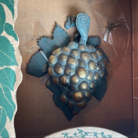 FLORA FAUNA Solid Brass Door Knocker Grapes Green Gold New Vintage - Picture 4 of 15